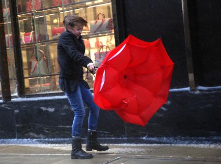 Un-hombre-trata-de-controlar-su-paraguas-ante-los-fuertes-vientos-el-lunes-en-la-ciudad-de-Chicago_-NANCY-STONE-CHICAGO-TRIBUNE-805x600