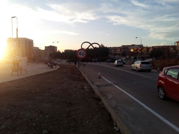 En la imagen que nos hizo llegra ayer MTO, se puede ver a peatones y vehiculos en la zona del ALDI ayer 