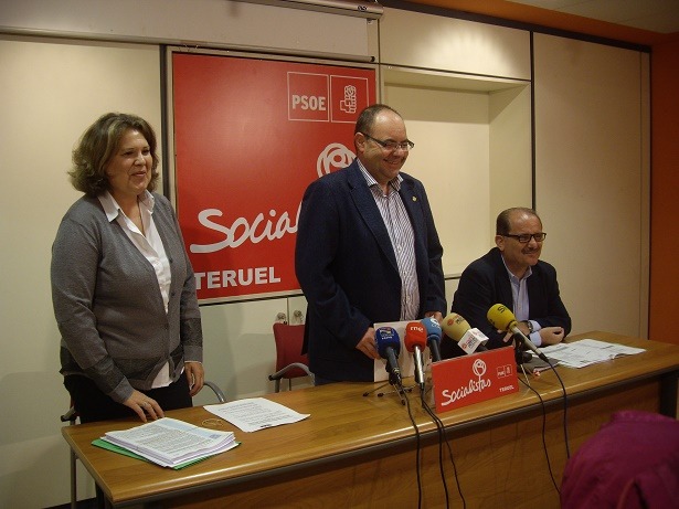 En la imagen , los concejales socialistas Covadonga Bejarano, Jose ramón Morro ( de pie) y Miguel Torres durante la presentación de las propuestas socialistas 