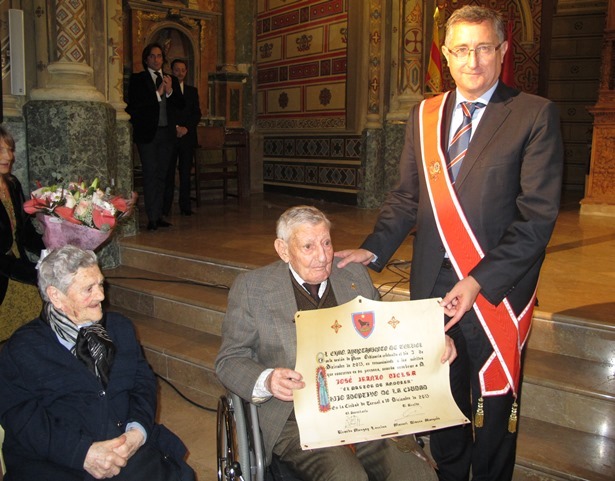 El Pastor de Andorra, con el titulo de Hijo Adoptivo de Teruel, acompañado por su esposa y el entonces alcalde de la capital, Manuel Blasco