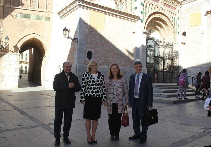 De izquierda a derecha, El Presidente de Aragón , Javier Lambán, al Comisaria Corina Cretu, la eurodiputada Ines Ayala y el Consejero de Presidencia , Vicente Guillen 