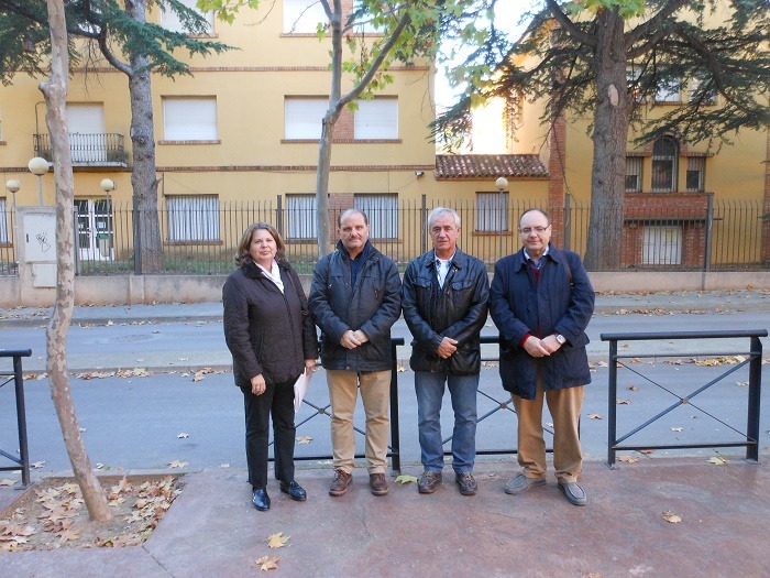 Concejales del grupo socialista del Ayuntamiento de Teruel, en la fachada del COAM, en el barrio de San León